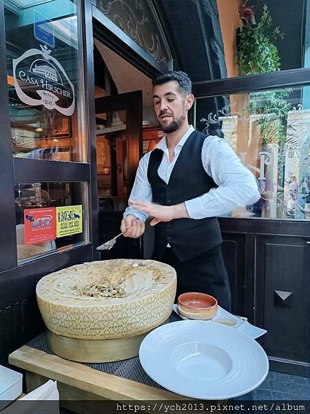 布拉索夫老城內 Casa Hirscher 晚餐,在大塊乳酪 布拉索夫老城內 Casa Hirscher 晚餐,在大塊乳酪