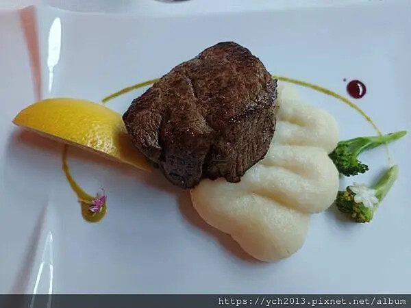 布拉索夫老城內 Casa Hirscher 晚餐,在大塊乳酪 布拉索夫老城內 Casa Hirscher 晚餐,在大塊乳酪