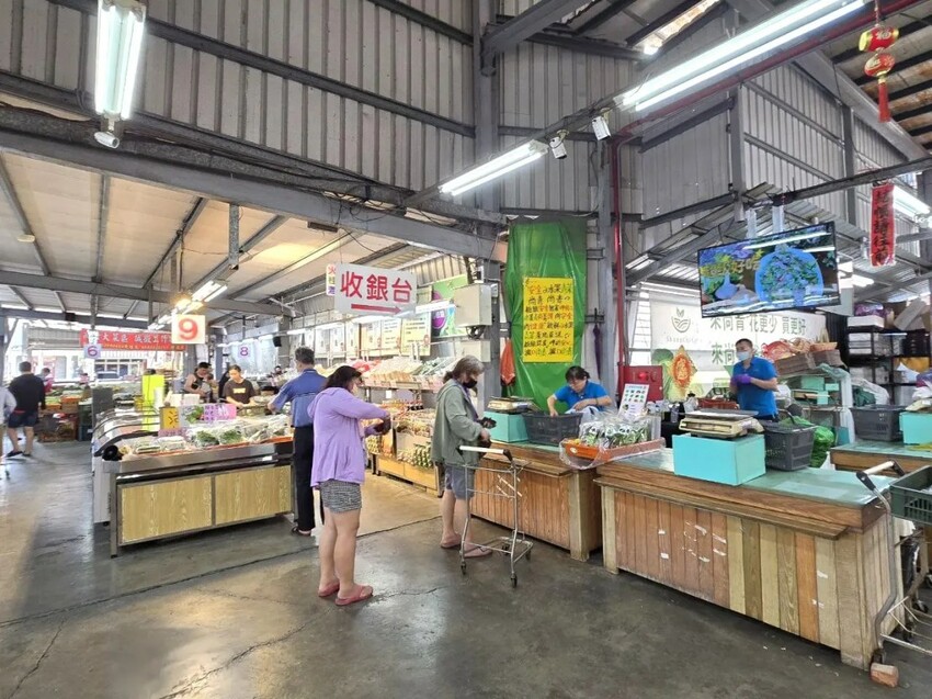 成功黃昏市場｜跳脫傳統市場走出超乾淨市場！認證蔬菜水果量販價！現在還有生菜沙拉！高雄市場推薦、高雄超市推薦、高雄量販店推薦、高雄水果推薦、大寮市場推薦 - 佛系旅遊筆記