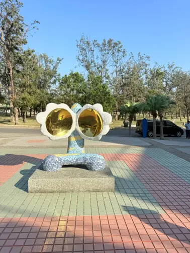 高雄旗津半日遊：推薦必去景點以及好吃的鴨角活海產海鮮料理。旗津的夕陽無限好