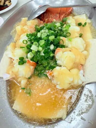 高雄旗津半日遊：推薦必去景點以及好吃的鴨角活海產海鮮料理。旗津的夕陽無限好