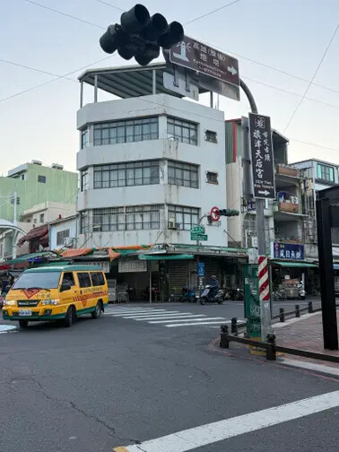 高雄旗津半日遊：推薦必去景點以及好吃的鴨角活海產海鮮料理。旗津的夕陽無限好