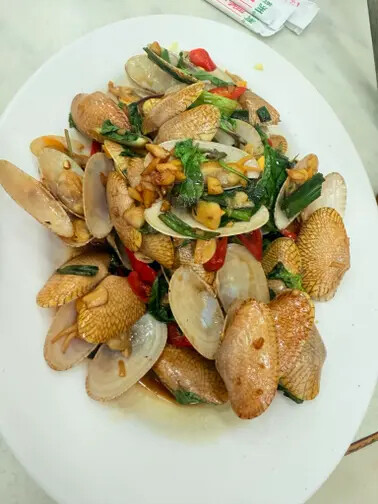 高雄旗津半日遊：推薦必去景點以及好吃的鴨角活海產海鮮料理。旗津的夕陽無限好