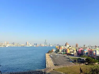 高雄旗津半日遊：推薦必去景點以及好吃的鴨角活海產海鮮料理。旗津的夕陽無限好