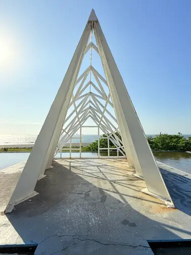 高雄旗津半日遊：推薦必去景點以及好吃的鴨角活海產海鮮料理。旗津的夕陽無限好