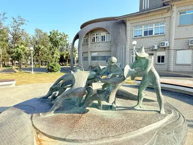 高雄旗津半日遊：推薦必去景點以及好吃的鴨角活海產海鮮料理。旗津的夕陽無限好