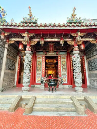 高雄旗津半日遊：推薦必去景點以及好吃的鴨角活海產海鮮料理。旗津的夕陽無限好