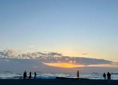 高雄旗津半日遊：推薦必去景點以及好吃的鴨角活海產海鮮料理。旗津的夕陽無限好