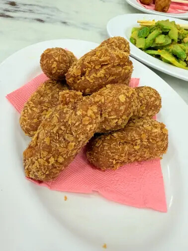 高雄旗津半日遊：推薦必去景點以及好吃的鴨角活海產海鮮料理。旗津的夕陽無限好