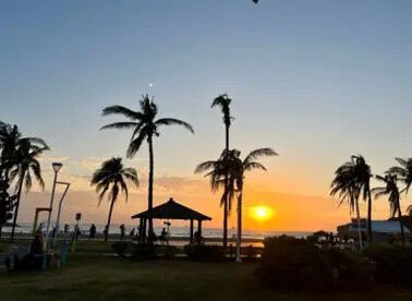 高雄旗津半日遊：推薦必去景點以及好吃的鴨角活海產海鮮料理。旗津的夕陽無限好