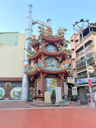 高雄旗津半日遊：推薦必去景點以及好吃的鴨角活海產海鮮料理。旗津的夕陽無限好