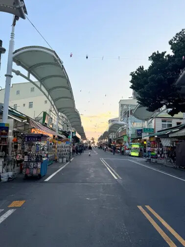 高雄旗津半日遊：推薦必去景點以及好吃的鴨角活海產海鮮料理。旗津的夕陽無限好