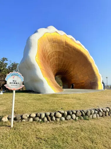 高雄旗津半日遊：推薦必去景點以及好吃的鴨角活海產海鮮料理。旗津的夕陽無限好