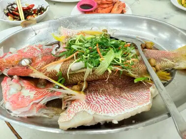 高雄旗津半日遊：推薦必去景點以及好吃的鴨角活海產海鮮料理。旗津的夕陽無限好