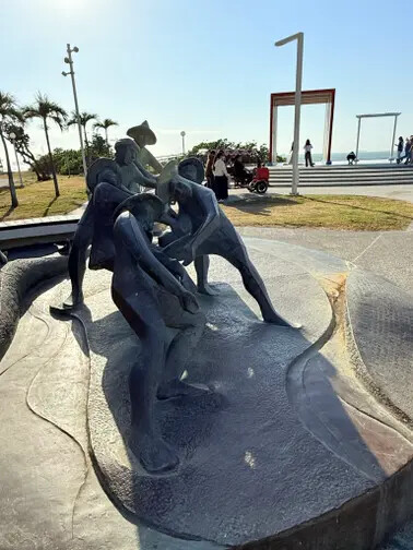 高雄旗津半日遊：推薦必去景點以及好吃的鴨角活海產海鮮料理。旗津的夕陽無限好