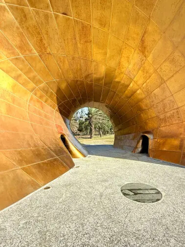 高雄旗津半日遊：推薦必去景點以及好吃的鴨角活海產海鮮料理。旗津的夕陽無限好