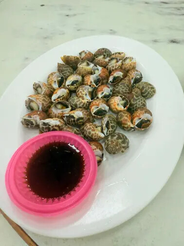 高雄旗津半日遊：推薦必去景點以及好吃的鴨角活海產海鮮料理。旗津的夕陽無限好