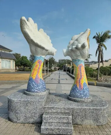 高雄旗津半日遊：推薦必去景點以及好吃的鴨角活海產海鮮料理。旗津的夕陽無限好