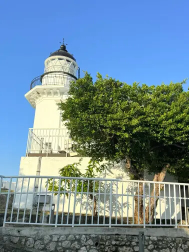 高雄旗津半日遊：推薦必去景點以及好吃的鴨角活海產海鮮料理。旗津的夕陽無限好