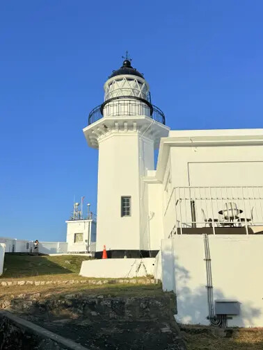 高雄旗津半日遊：推薦必去景點以及好吃的鴨角活海產海鮮料理。旗津的夕陽無限好