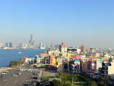 高雄旗津半日遊：推薦必去景點以及好吃的鴨角活海產海鮮料理。旗津的夕陽無限好