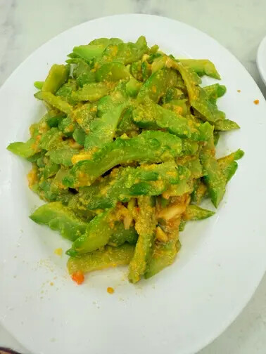 高雄旗津半日遊：推薦必去景點以及好吃的鴨角活海產海鮮料理。旗津的夕陽無限好