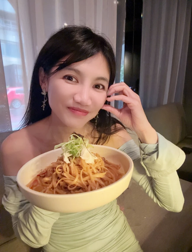 台北市大安區大安區美食「東區聚餐推薦」Cheers&Co.咖啡餐酒館，從中午營業的療癒系餐酒館「巷弄美食」捷運忠孝復興站美食