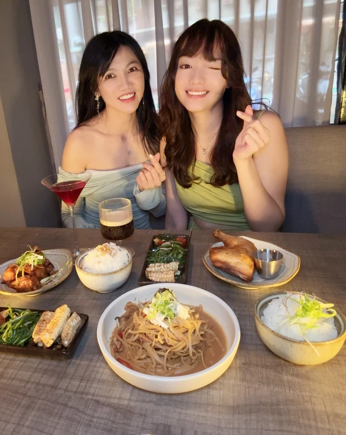 台北市大安區大安區美食「東區聚餐推薦」Cheers&Co.咖啡餐酒館，從中午營業的療癒系餐酒館「巷弄美食」捷運忠孝復興站美食