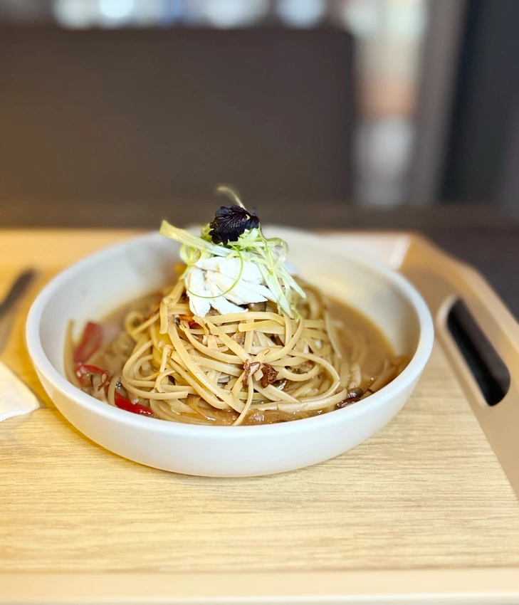 台北市大安區大安區美食「東區聚餐推薦」Cheers&Co.咖啡餐酒館，從中午營業的療癒系餐酒館「巷弄美食」捷運忠孝復興站美食