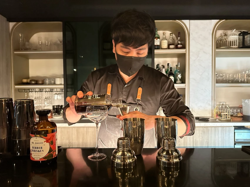 台北市大安區大安區美食「東區聚餐推薦」Cheers&Co.咖啡餐酒館，從中午營業的療癒系餐酒館「巷弄美食」捷運忠孝復興站美食