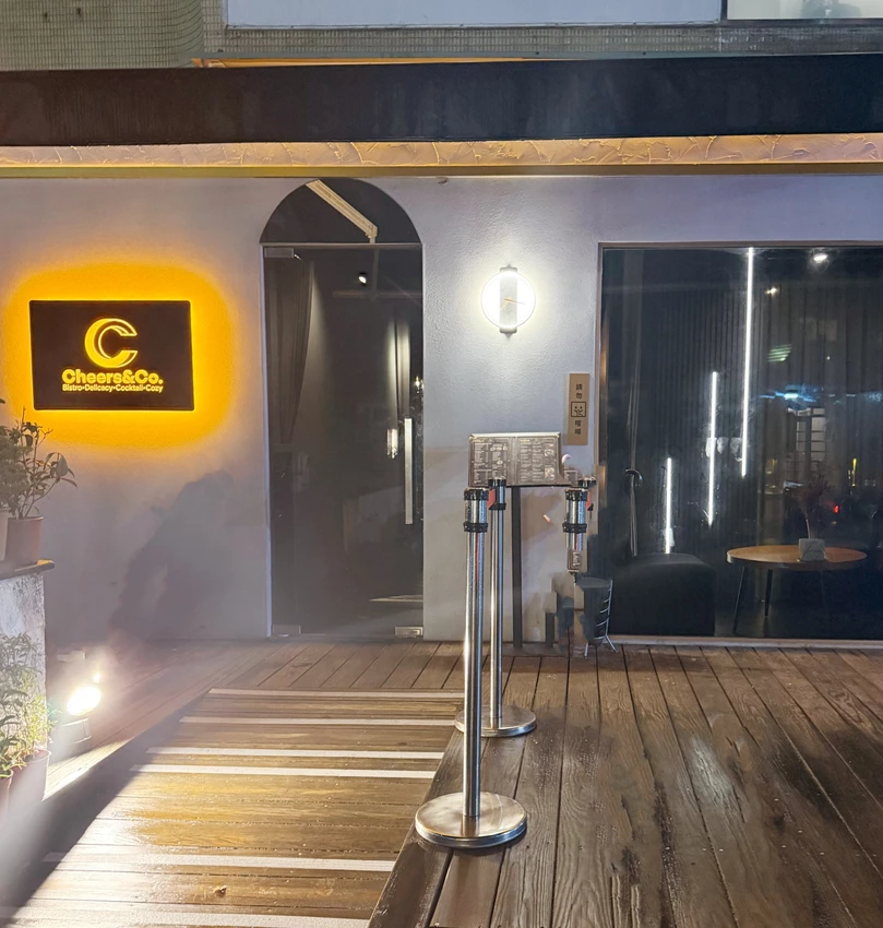 台北市大安區大安區美食「東區聚餐推薦」Cheers&Co.咖啡餐酒館，從中午營業的療癒系餐酒館「巷弄美食」捷運忠孝復興站美食