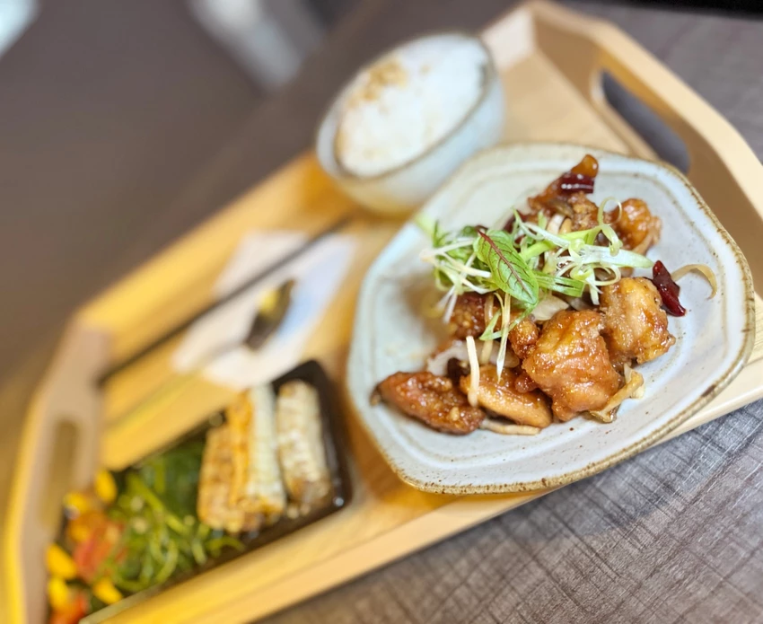 台北市大安區大安區美食「東區聚餐推薦」Cheers&Co.咖啡餐酒館，從中午營業的療癒系餐酒館「巷弄美食」捷運忠孝復興站美食