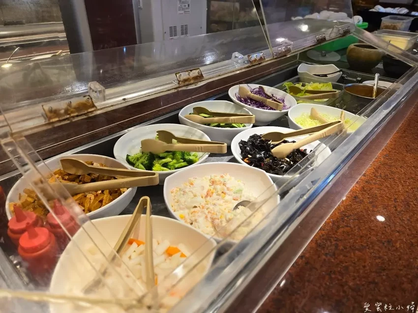 捷運東湖站周邊美食，沙拉吧吃到飽，在地老字號佳佳牛排館，品嚐記憶裡的味道