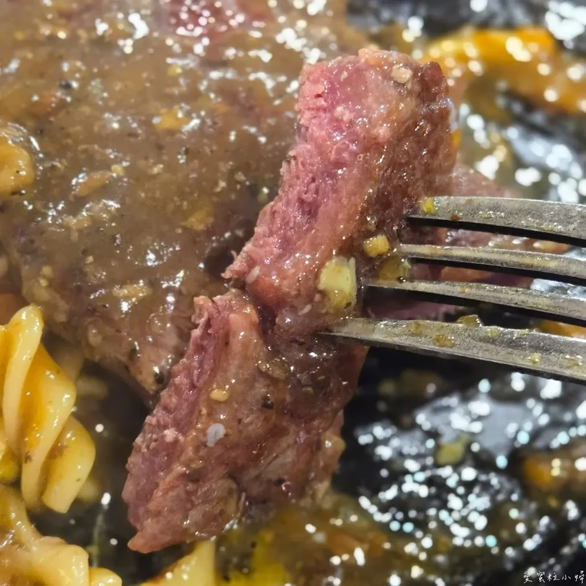 捷運東湖站周邊美食，沙拉吧吃到飽，在地老字號佳佳牛排館，品嚐記憶裡的味道