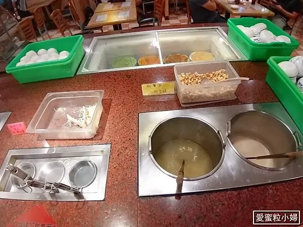 捷運東湖站周邊美食，沙拉吧吃到飽，在地老字號佳佳牛排館，品嚐記憶裡的味道