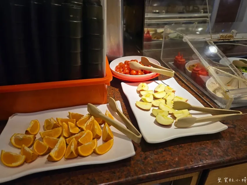 捷運東湖站周邊美食，沙拉吧吃到飽，在地老字號佳佳牛排館，品嚐記憶裡的味道