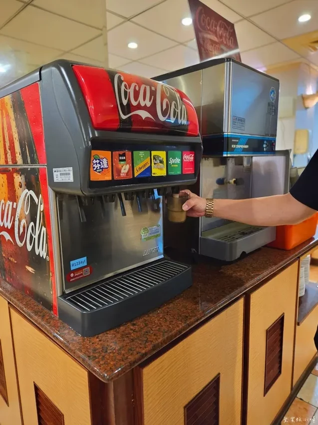 捷運東湖站周邊美食，沙拉吧吃到飽，在地老字號佳佳牛排館，品嚐記憶裡的味道