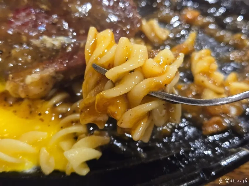 捷運東湖站周邊美食，沙拉吧吃到飽，在地老字號佳佳牛排館，品嚐記憶裡的味道