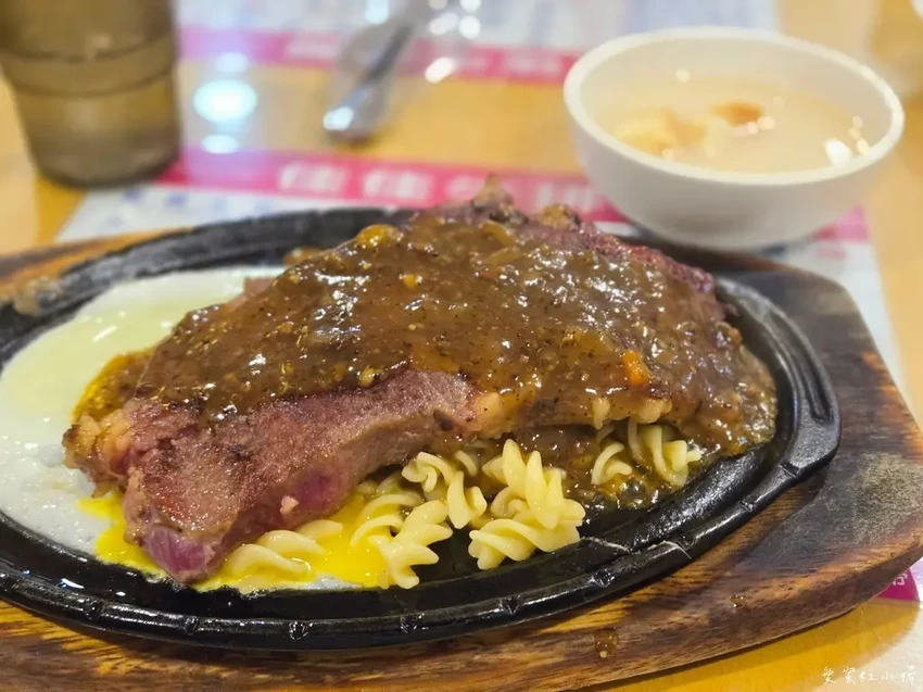 捷運東湖站周邊美食，沙拉吧吃到飽，在地老字號佳佳牛排館，品嚐記憶裡的味道