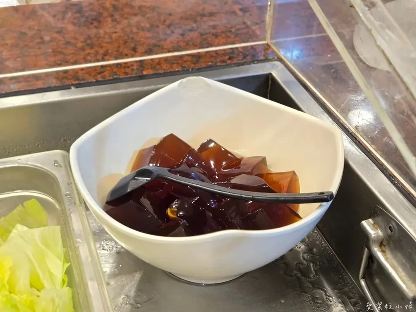 捷運東湖站周邊美食，沙拉吧吃到飽，在地老字號佳佳牛排館，品嚐記憶裡的味道