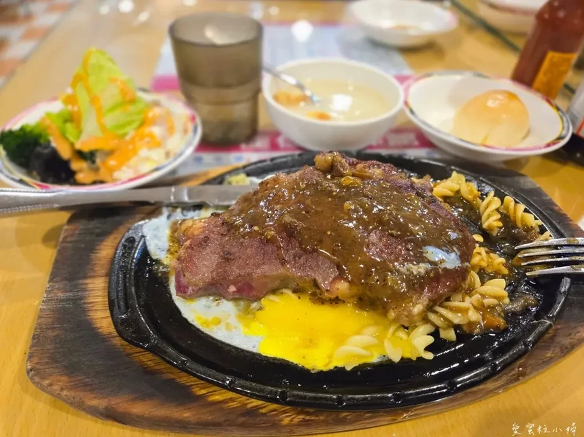 捷運東湖站周邊美食，沙拉吧吃到飽，在地老字號佳佳牛排館，品嚐記憶裡的味道