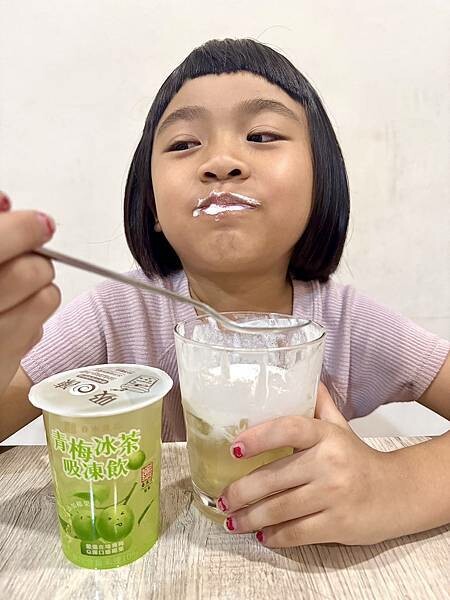 「春水良品青梅冰茶吸凍飲」酸甜青梅搭配Q彈蒟蒻＋椰果、夏天的