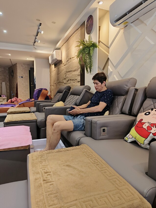 西門町新開幕足體養生館，師傅手法穩又專業，與越式洗髮不一樣的頭療讓你深層放鬆有機會一定要來試一下~