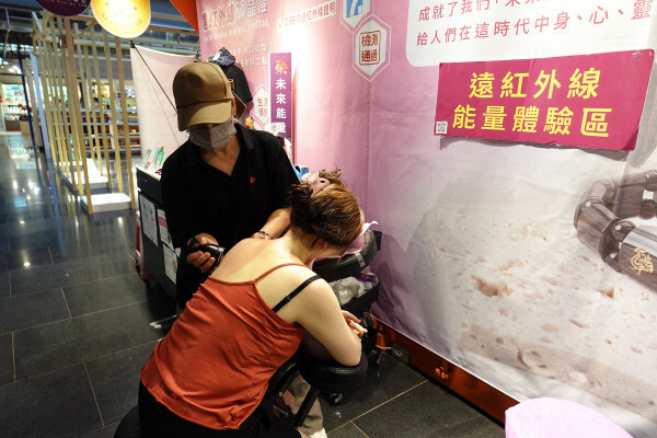 比陶藝還好玩?逛新北美術館之外鶯歌一日遊大推景點,不是刮痧、比spa還爽,未來能量實驗室光點美學能量調理