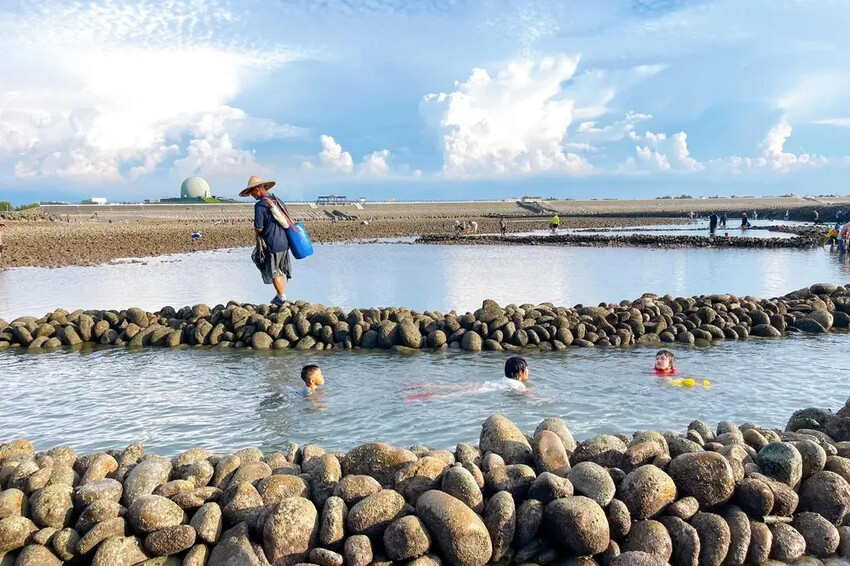 苗栗親子景點推薦｜合歡石滬潮間帶體驗抓螃蟹、撈魚、挖海瓜子，