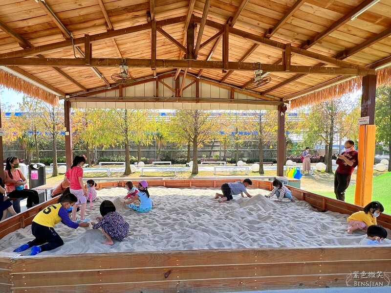 嘉義親子景點推薦!3000坪三隻小豬觀光農場,動物園 滑草 DIY全家暢玩。