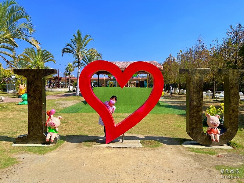 嘉義親子景點推薦!3000坪三隻小豬觀光農場,動物園 滑草 DIY全家暢玩。