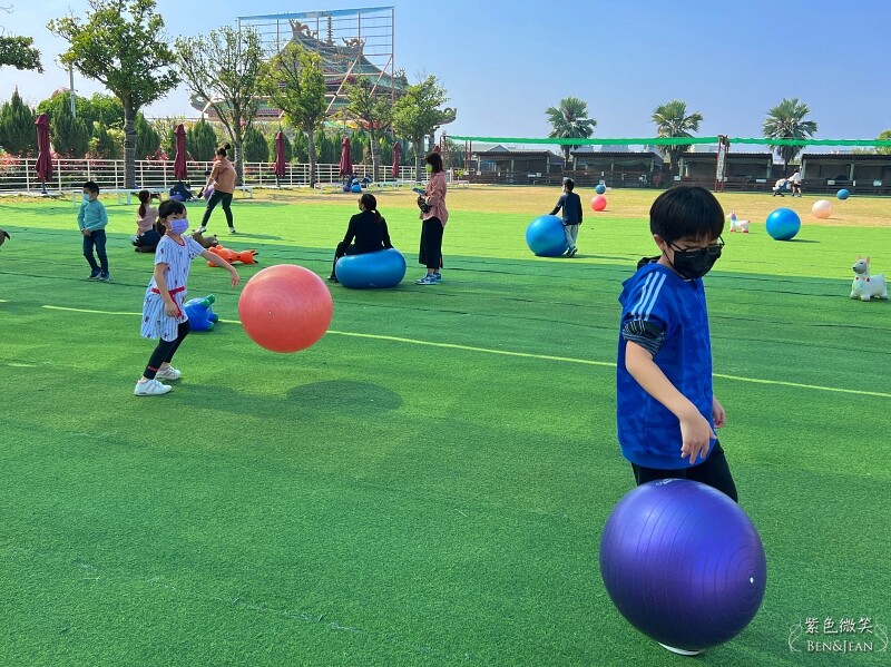 嘉義親子景點推薦!3000坪三隻小豬觀光農場,動物園 滑草 DIY全家暢玩。