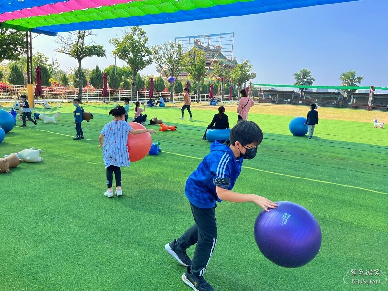 嘉義親子景點推薦!3000坪三隻小豬觀光農場,動物園 滑草 DIY全家暢玩。