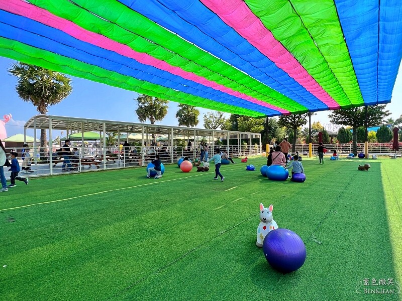嘉義親子景點推薦!3000坪三隻小豬觀光農場,動物園 滑草 DIY全家暢玩。